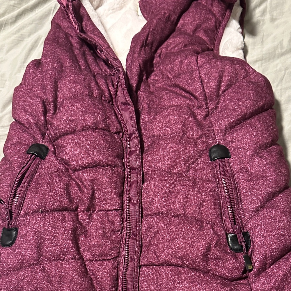 GreenTea Women's Vest in Maroon with Faux Fur Trim - Picture 3 of 3